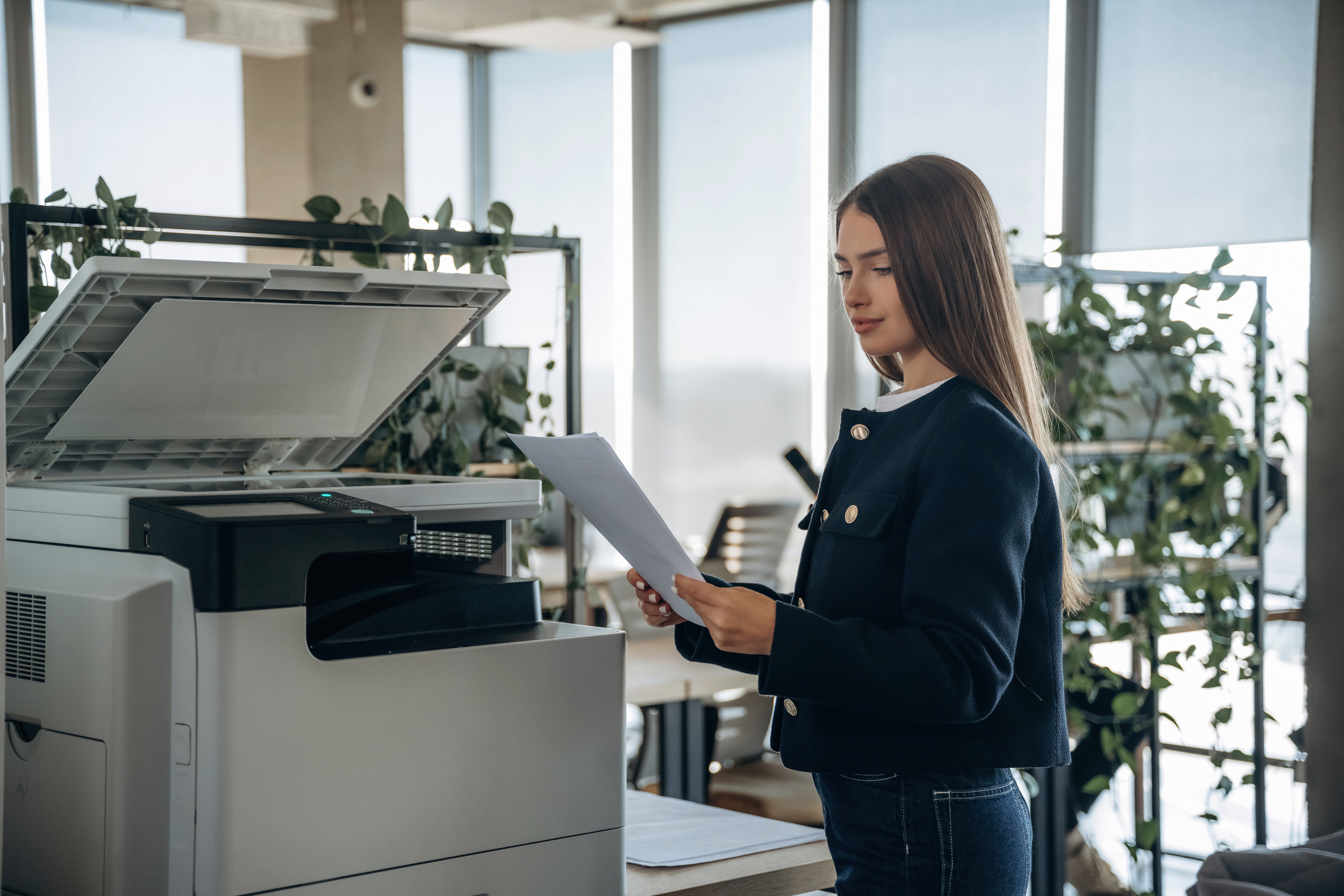 Mulher usando impressora