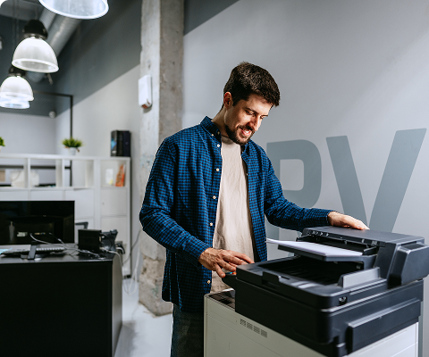 Operador em ambiente de impressão